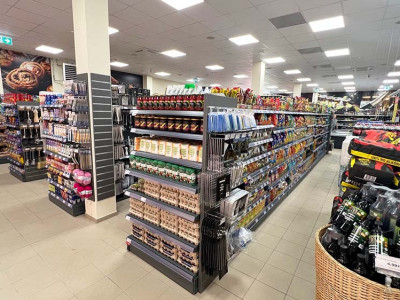 BUTIKKREYLLER - LEVERING OG MONTERING I DEN NYE BUTIKKEN I "TOPPEN" BUTIKKNETTVERK 15